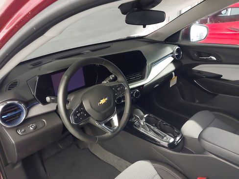 Used 2025 Chevrolet Trax LT w/ Driver Confidence Package FWD image 2