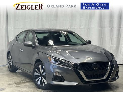 Certified 2022 Nissan Altima 2.5 SV image 1