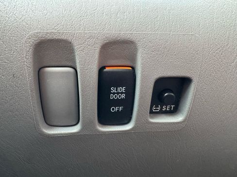 Used 2010 Toyota Sienna LE w/ Towing Prep Pkg FWD image 17