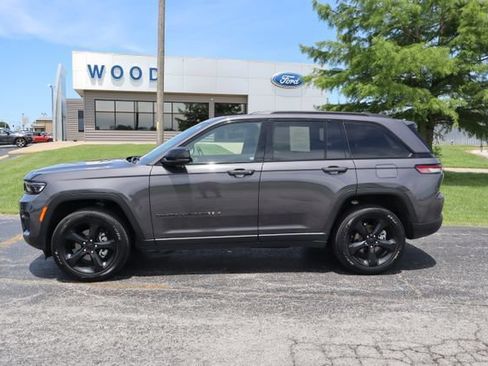 Used 2024 Jeep Grand Cherokee Altitude AWD/4WD image 11