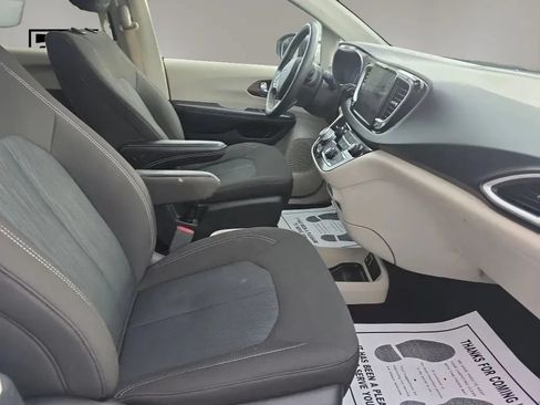 Used 2022 Chrysler Voyager LX FWD image 12