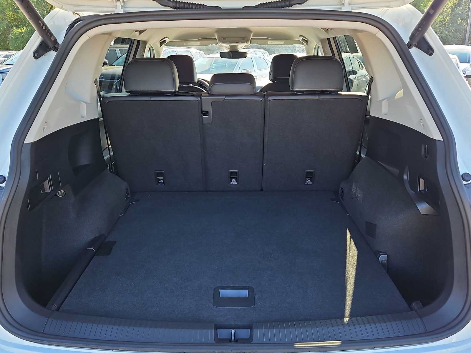 Used 2024 Volkswagen Tiguan SE AWD/4WD image 33