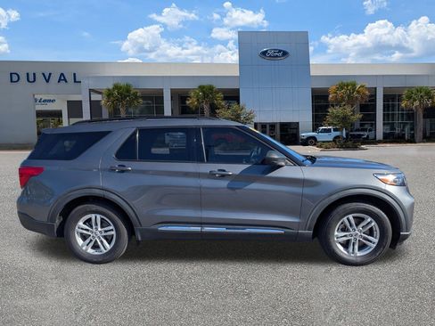 Used 2021 Ford Explorer XLT image 3