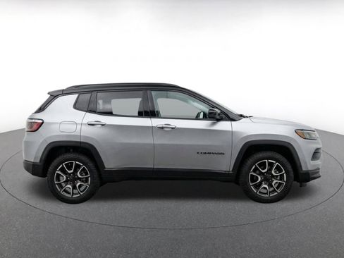 Used 2025 Jeep Compass Trailhawk AWD/4WD image 11