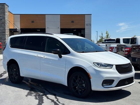 Used 2024 Chrysler Pacifica Touring-L w/ S Appearance Package AWD/4WD image 1
