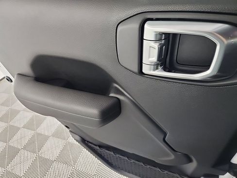 New 2025 Jeep Wrangler Unlimited Rubicon w/ Technology Group image 22