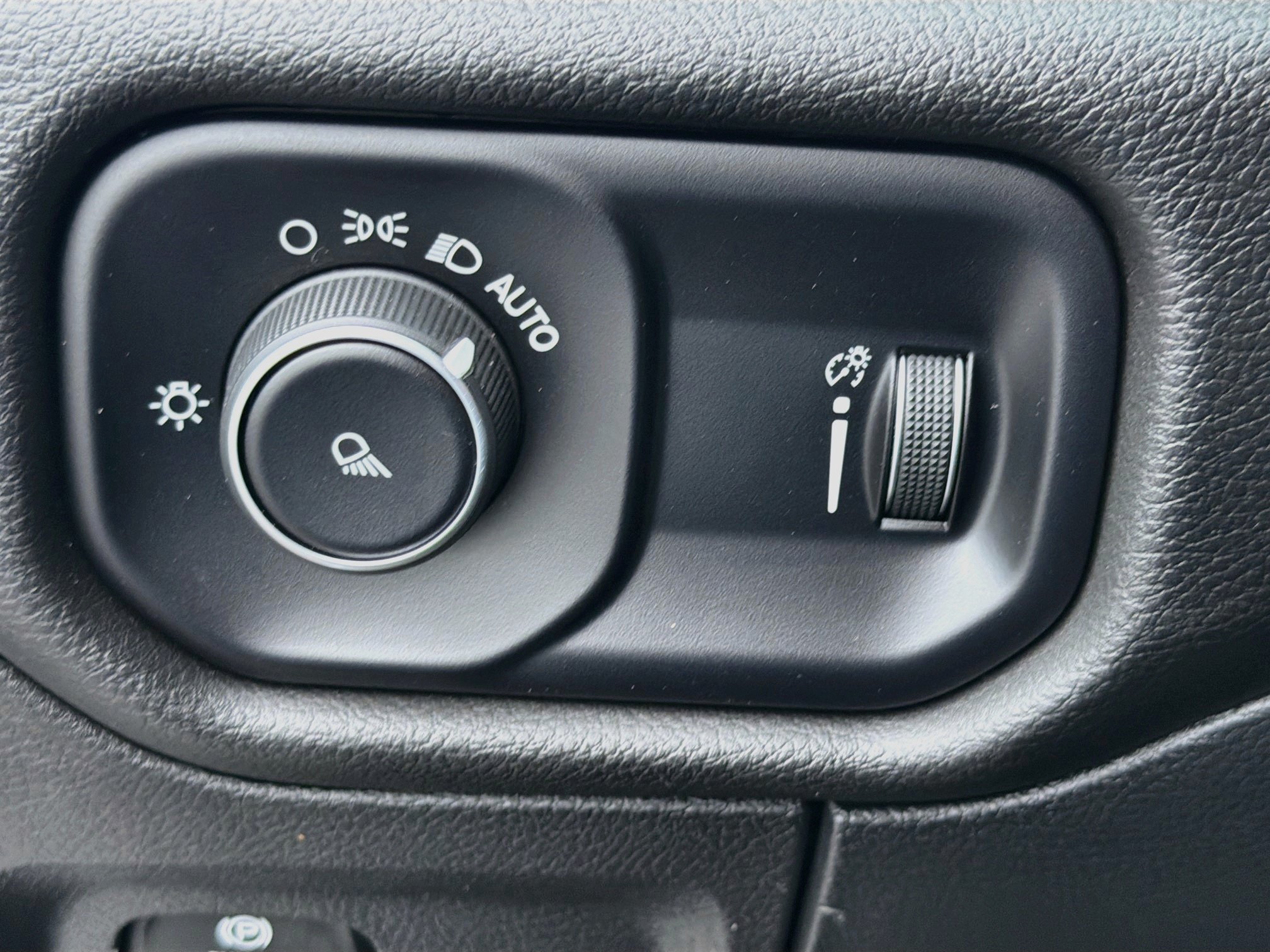 Used 2024 RAM 1500 Laramie AWD/4WD image 32