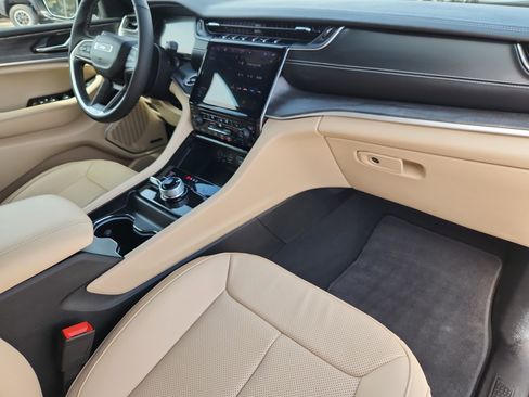 Used 2025 Jeep Grand Cherokee L Limited w/ Luxury Tech Group II image 14