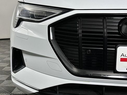 Used 2022 Audi e-tron Premium Plus w/ Premium Plus Package image 16