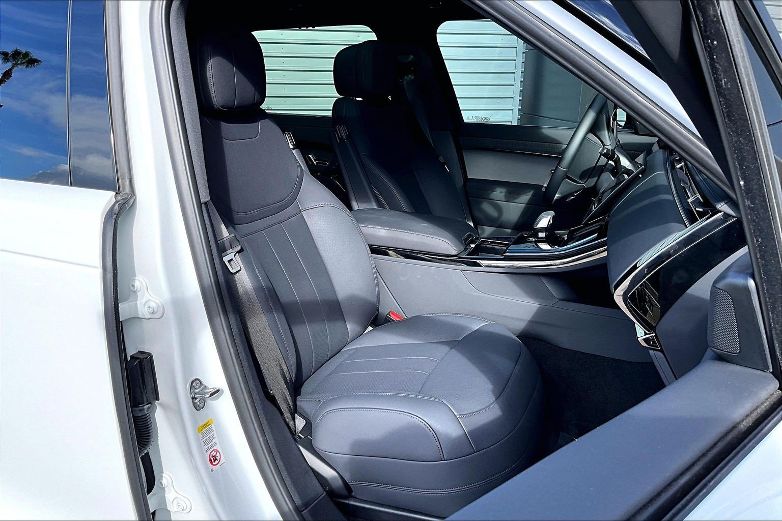 Used 2025 Land Rover Range Rover Sport SE AWD/4WD image 7