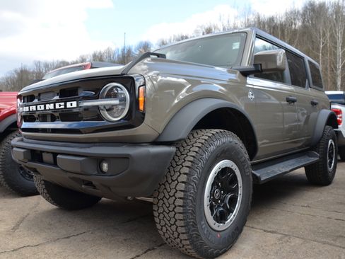 New 2026 Ford Bronco Outer Banks w/ Sasquatch Package AWD/4WD image 1