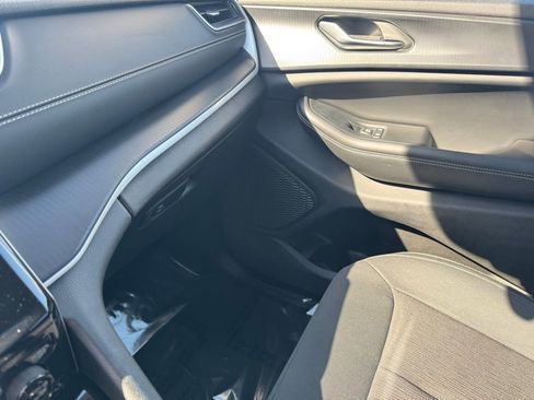 Used 2023 Jeep Grand Cherokee Laredo AWD/4WD image 27