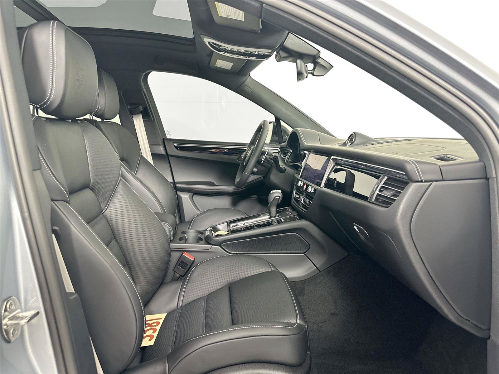 Used 2026 Porsche Macan Turbo AWD/4WD image 28