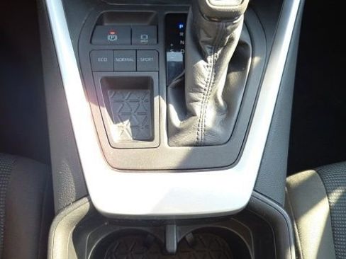 Used 2022 Toyota RAV4 LE image 18