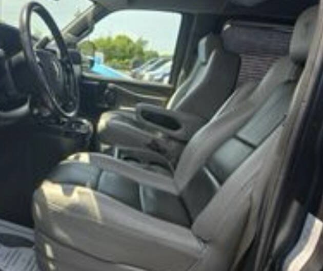 Used 2018 Chevrolet Express 2500 w/ Enhanced Convenience Package RWD image 12