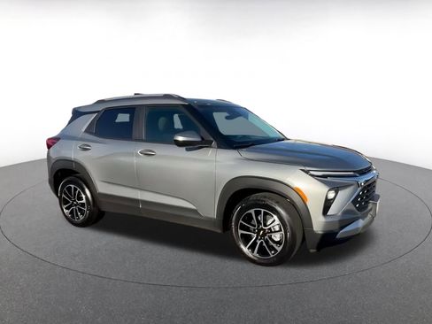 Used 2025 Chevrolet TrailBlazer LT image 2