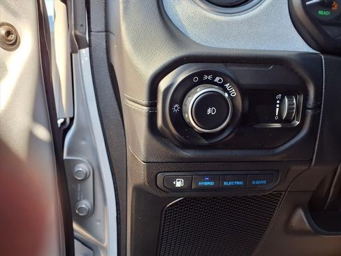 Used 2024 Jeep Wrangler Unlimited Sahara image 18