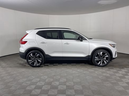 Used 2024 Volvo XC40 B5 Plus w/ Climate Package image 5