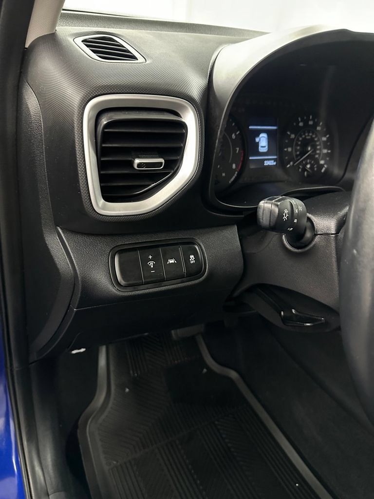 Used 2022 Hyundai Venue FWD image 14