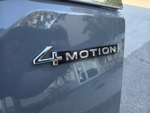 Used 2025 Volkswagen Atlas SE AWD/4WD image 11