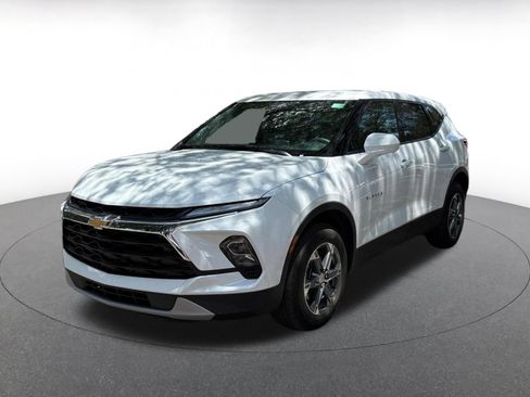 Used 2025 Chevrolet Blazer LT FWD image 3