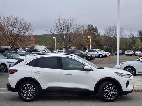 Used 2023 Ford Escape SE w/ Class II Trailer Tow Package image 3