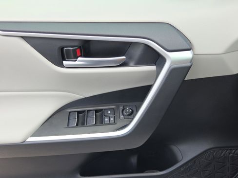 Certified 2025 Toyota RAV4 XLE w/ Convenience Package FWD image 18