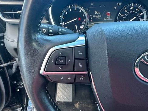 Used 2021 Toyota Highlander XLE AWD/4WD image 18