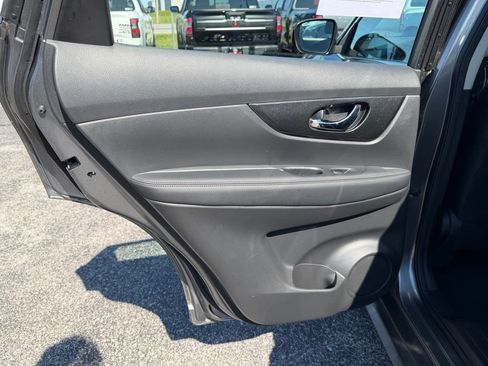 Used 2018 Nissan Rogue S FWD image 17