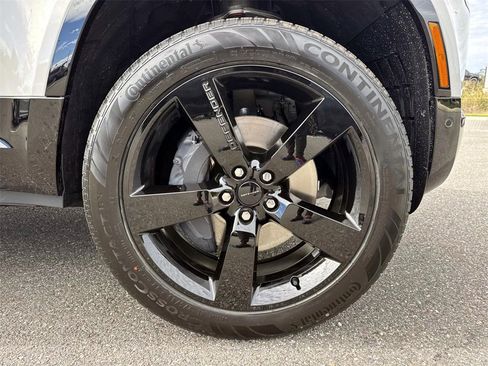 New 2026 Land Rover Defender 110 X-Dynamic SE image 10