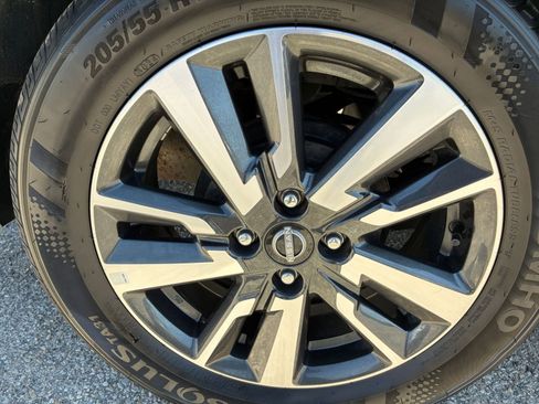 Used 2025 Nissan Versa SV image 24