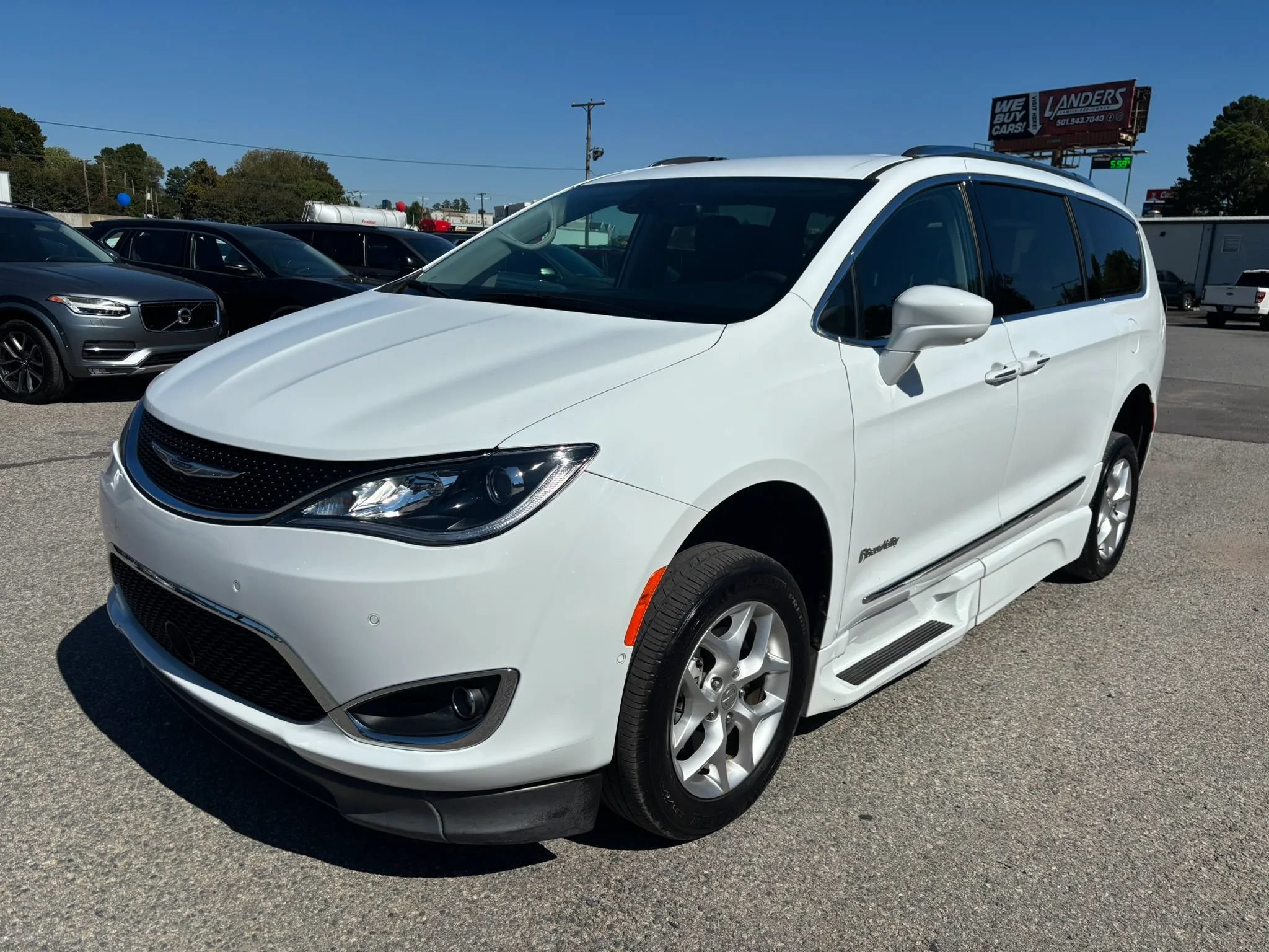 Used 2020 Chrysler Pacifica Touring-L Plus w/ Tire & Wheel Group FWD image 9