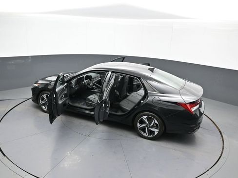 Certified 2023 Hyundai Elantra Limited w/ Preferred Accessory Package image 44