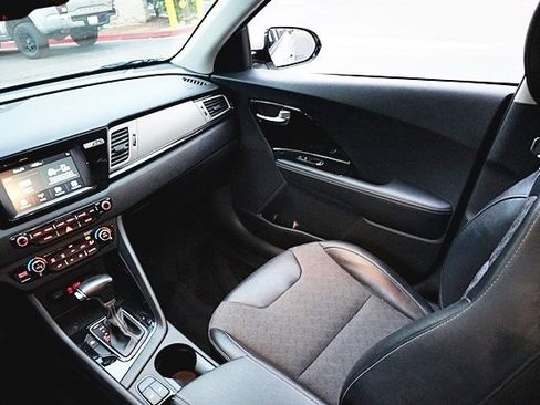 Used 2019 Kia Niro EX image 21