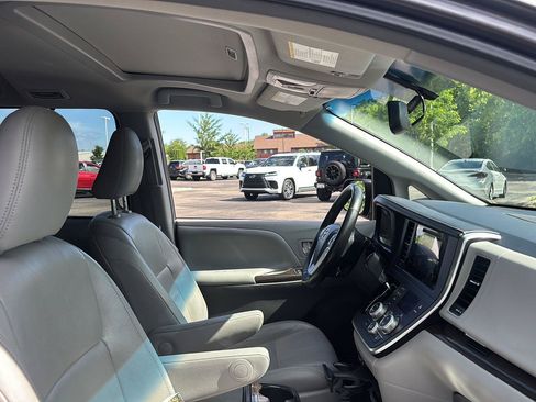 Used 2015 Toyota Sienna XLE AWD/4WD image 18