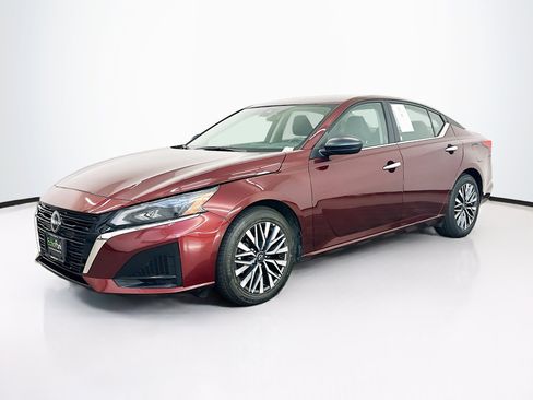 Used 2025 Nissan Altima 2.5 SV FWD image 3