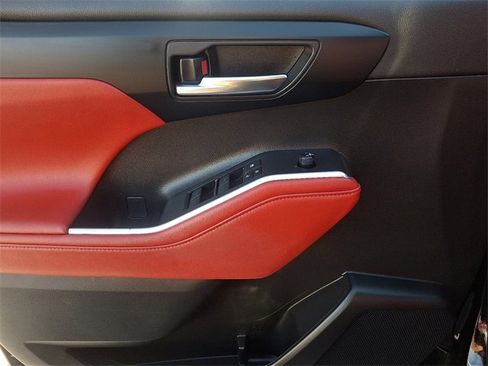 Used 2022 Toyota Highlander XSE image 12