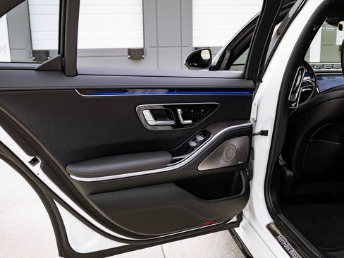 Used 2022 Mercedes-Benz S 580 4MATIC Sedan w/ AMG Line Package image 32