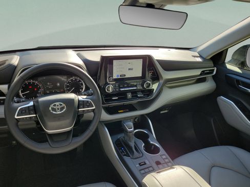 Certified 2025 Toyota Highlander XLE AWD/4WD image 6