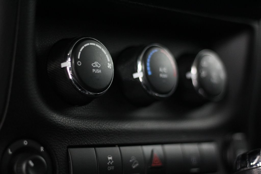 Used 2018 Jeep Wrangler Unlimited Sahara AWD/4WD image 23