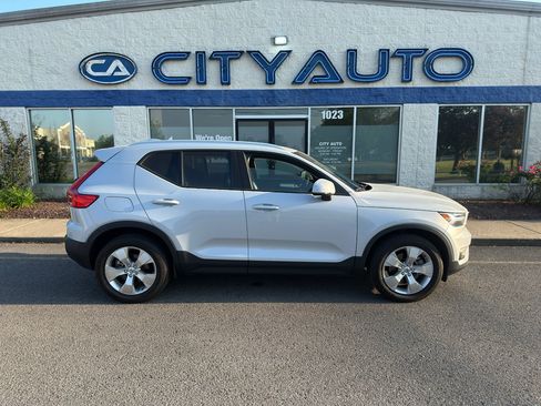 Used 2022 Volvo XC40 T5 Momentum AWD/4WD image 3