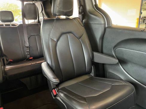Used 2025 Chrysler Pacifica Select image 35