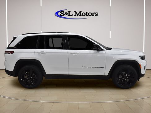 Used 2024 Jeep Grand Cherokee Altitude AWD/4WD image 9