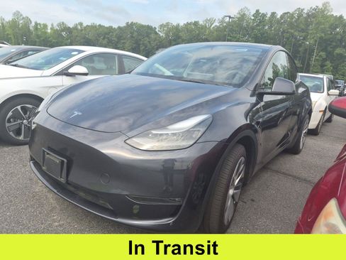 Used 2024 Tesla Model Y Long Range AWD/4WD image 1