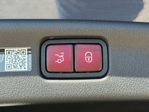 Used 2025 Mercedes-Benz C 300 Sedan image 19