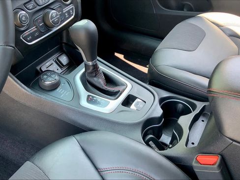 Used 2017 Jeep Cherokee Trailhawk w/ Comfort/Convenience Group image 17