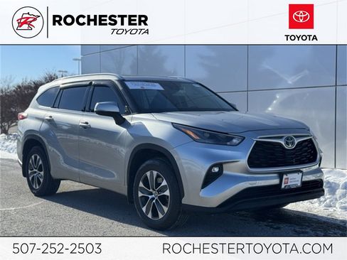 Certified 2022 Toyota Highlander XLE image 1