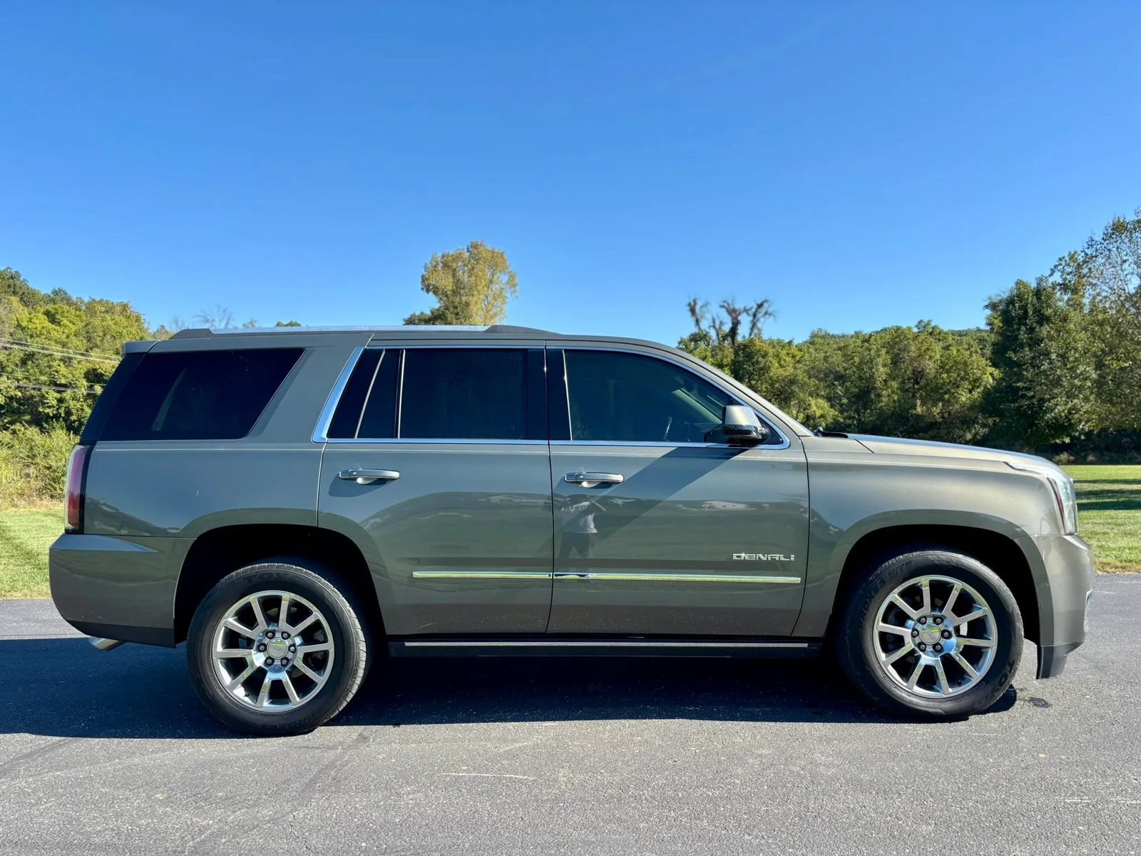 Used 2017 GMC Yukon Denali w/ Open Road Package AWD/4WD image 4