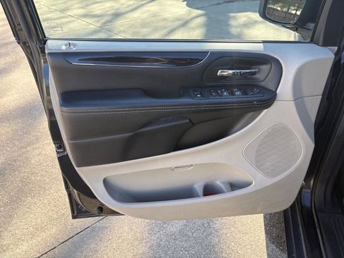 Used 2019 Dodge Grand Caravan SXT image 3