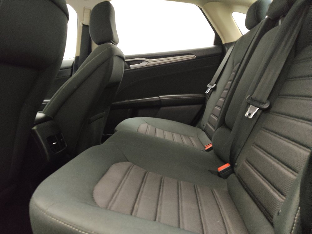 Used 2020 Ford Fusion SE FWD image 18